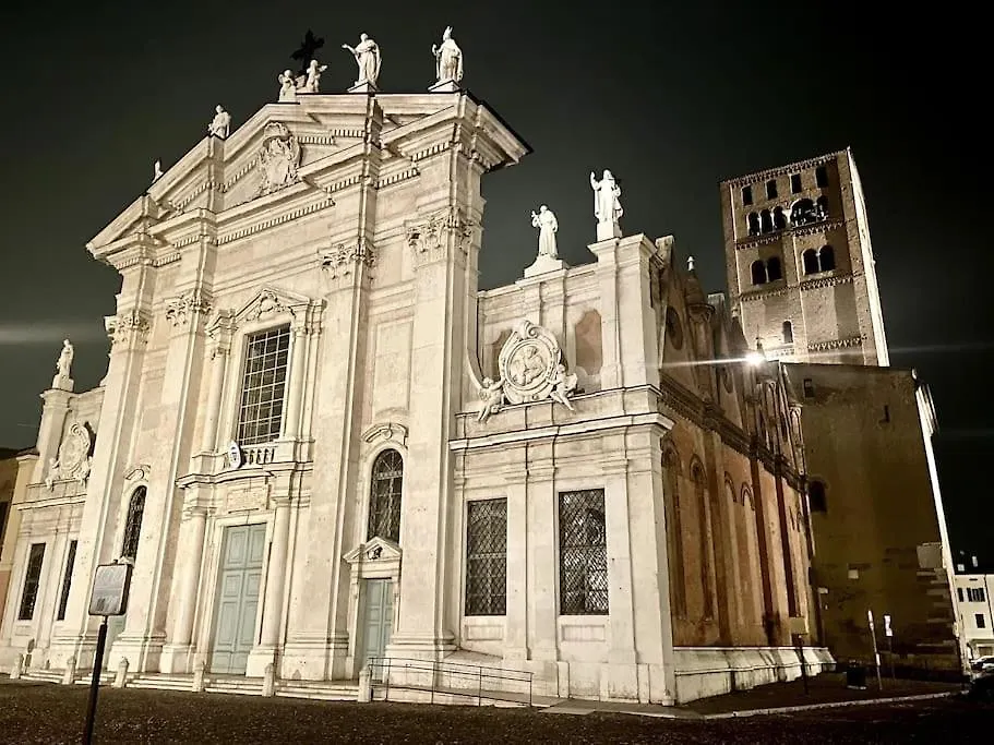 Vista Sulla Basilica Apartment Mantova Italy